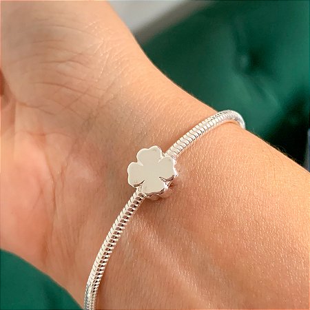 Berloque trevo passante banhado a prata