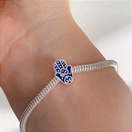 Berloque mão de hamsá azul banhado a prata