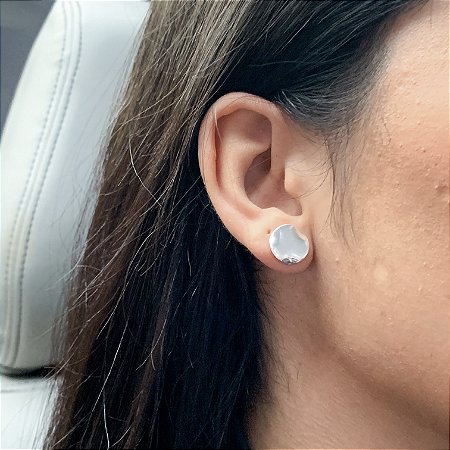 Brinco chapinha minimalista banhado a prata