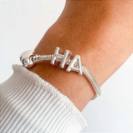 Berloque passante letra banhado a prata