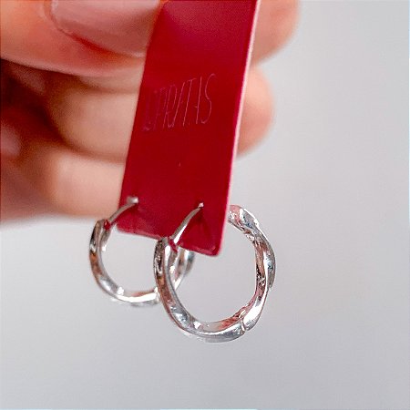 Argola click torcida M banhado a prata