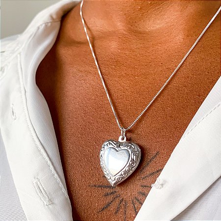 Cordão relicário coração borda 45cm detalhes banhado a prata