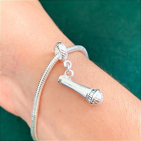 Berloque microfone banhado a prata