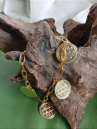 Pulseira dourada com medalhas