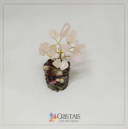 Arvore de quartzo rosa com base em cascalho
