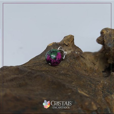 Pingente de zoizita com rubi