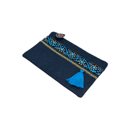 CLUTCH EM LINHO COM PASSAMANARIA BORDADA E TASSEL AZUL
