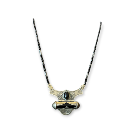 Colar Berbere Pingente Ornamental e Pedra Negra