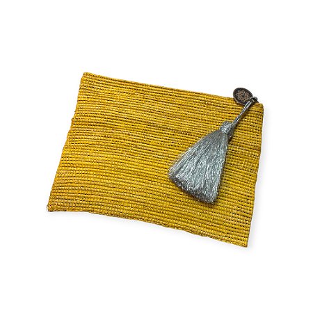 BOLSA CARTEIRA MARROQUINA EM RÁFIA AMARELA COM TASSEL COLORIDO (26X34)