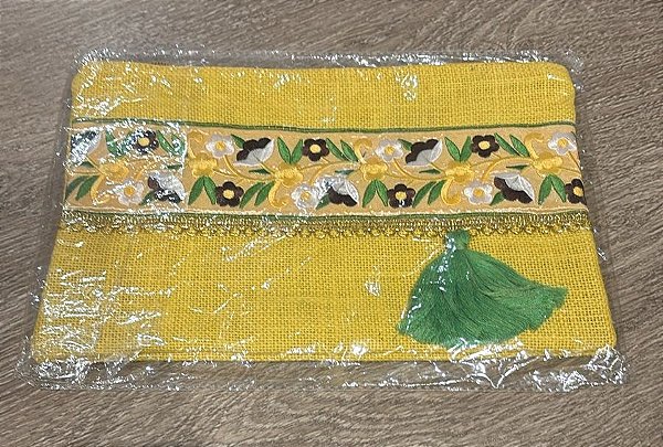 CLUTCH MARROQUINA EM LINHO MOSTARDA COM PASSAMANARIA E TASSEL VERDE