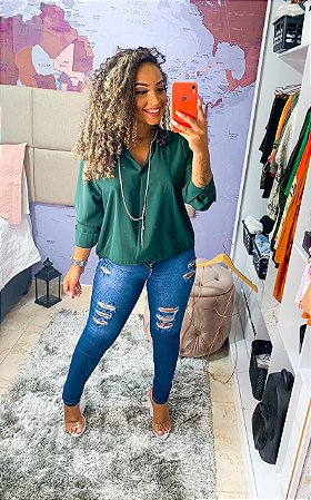 calça jeans rasgada na perna