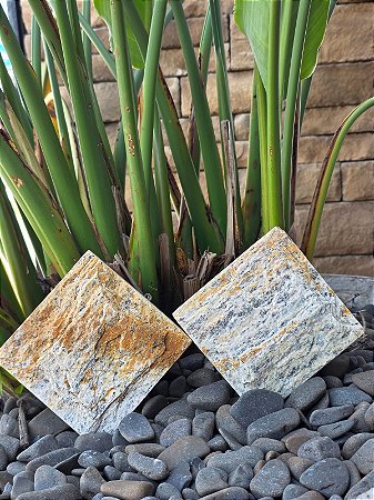 Pedra Madeira Amarela de Pádua Almofadada 11,5 x 11,5 cm - R$ 150,00 m²