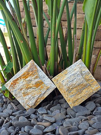 Pedra Madeira Amarela Salgueiro 11,5 x 11,5 cm Almofadada - R$ 150,00 m²