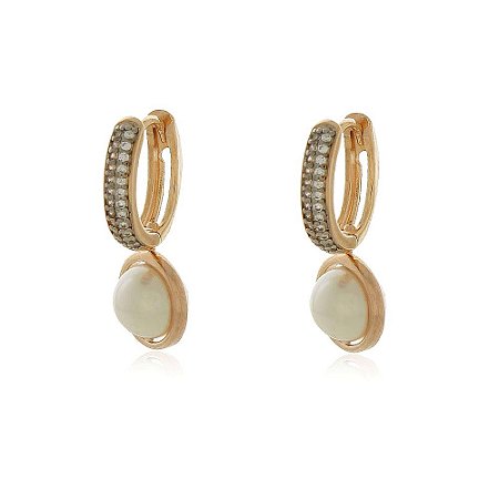 BRINCO DE ARGOLA OVAL CRAVEJADO COM PÉROLA FOLHEADO A OURO 18K