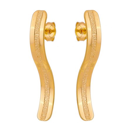 BRINCO MÉDIO COM FRIZO TRABALHADO FOLHEADO A OURO 18K