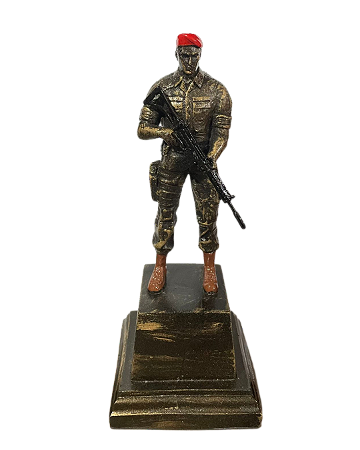 BONECO BOINA VERMELHA COM MOCHILA MÉDIO (RESINA)