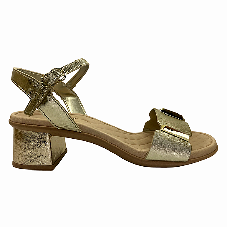 (1806-001-262) Sandália Conforto Detalhes Metálicos Salto Bloco Ouro Light