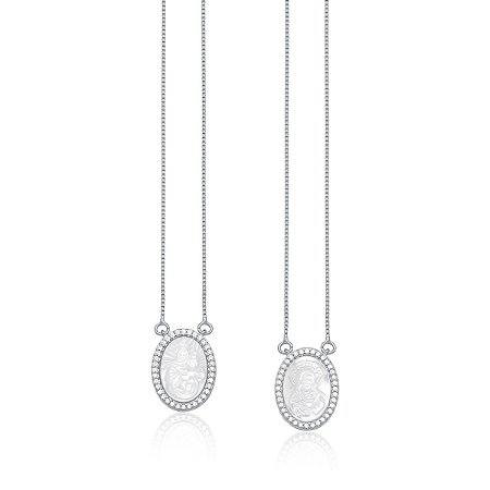 Escapulário oval com madrepérolas e zircônias (ródio branco)