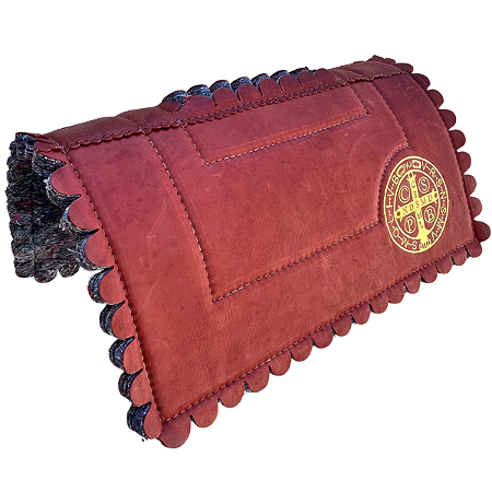 Manta Couro Abufalado e Camadas de Feltro Com Bordado São Bento