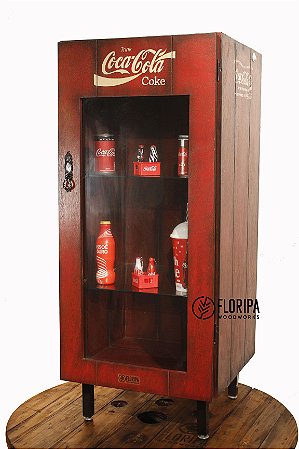 Cristaleira de Madeira Personalizada