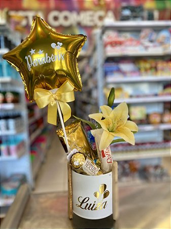 Vaso personalizado com Lírio, balão e chocolates