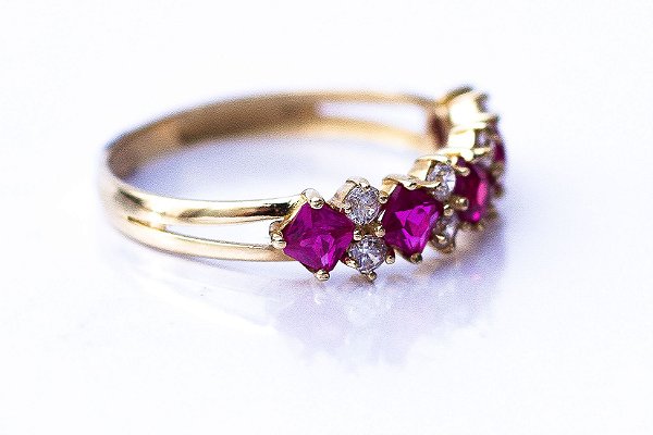 Anel Ouro Amarelo Aro vazado com Zircônia Roxo e Branco