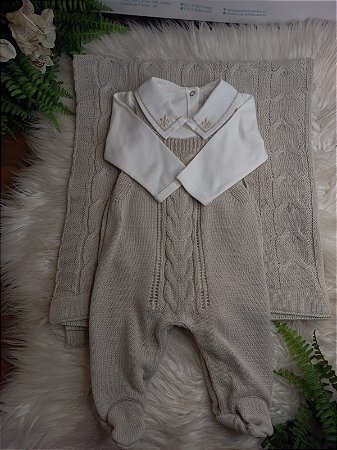 Saída Maternidade Masc Jardineira Tricot Benício Suedine Areia P - Beth Bebê