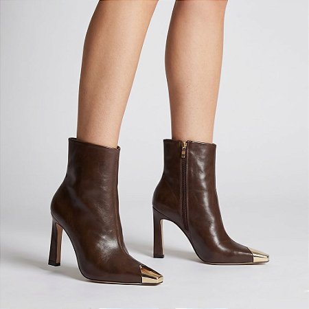 Bota Feminina Cano Curto Bico Fino Vitoria Ponteira Dourada Numeração Especial