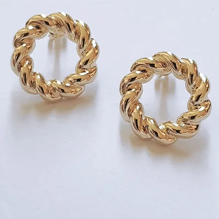 Brinco círculo torcido folheado a ouro 18k