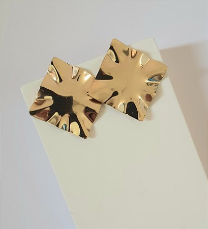 BRINCO ORGÂNICO QUADRADO FOLHEADO A OURO 18K