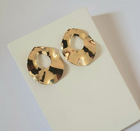 BRINCO GOTA AMASSADO FOLHEADO A OURO 18K