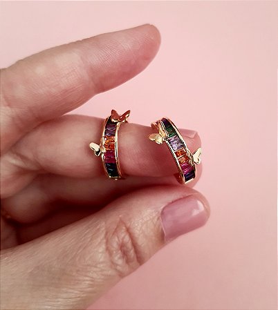 Brinco argola com zircônias baguete coloridas folheado a ouro 18k