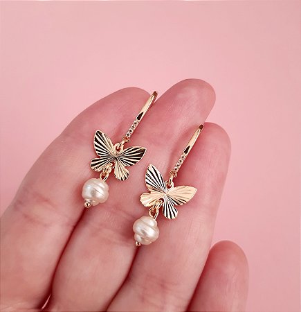 Brinco borboleta com pérola folheado a ouro 18k
