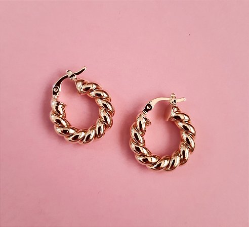 Brinco argola torcida P folheada a ouro 18k