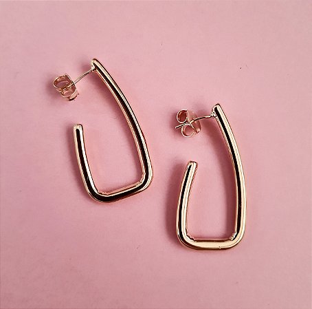 Brinco argola formato geométrico folheado a ouro 18k