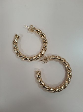 Brinco argola torcida 3,5cm aprox. folheado a ouro 18k
