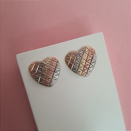BRINCO CORAÇÃO QUADRICULADO 3 CORES FOLHEADO A OURO 18K