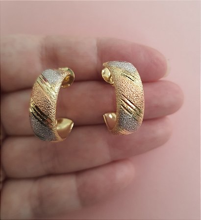 BRINCO ARGOLA 3 CORES COM RISCO DIAGONAL FOLHEADO A OURO 18K