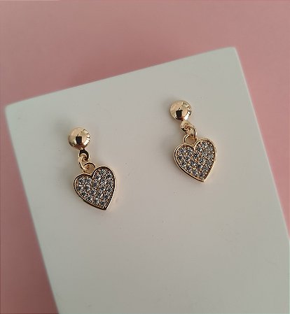 BRINCO CORAÇÃO PEQUENO COM MICROZIRCÔNIAS PENDURADO FOLHEADO A OURO 18K