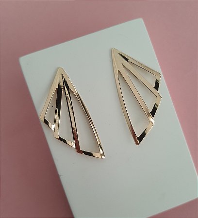 BRINCO LEQUE ESTILIZADO FOLHEADO A OURO 18K
