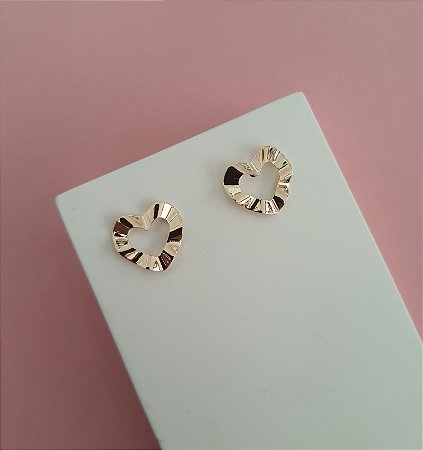 BRINCO CORAÇÃO VAZADO ONDULADO FOLHEADO A OURO 18K