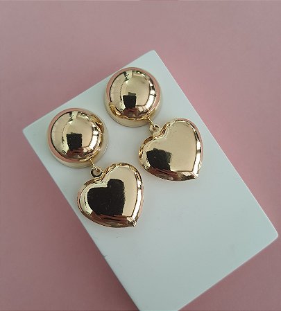 BRINCO BASE REDONDA COM CORAÇÃO PENDURADO FOLHEADO A OURO 18K