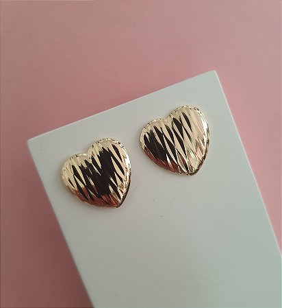 BRINCO CORAÇÃO TRABALHADO FOLHEADO A OURO 18K