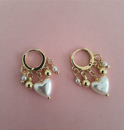 BRINCO ARGOLA COM BOLINHAS E CORAÇÃO DE PÉROLA FOLHEADO A OURO 18K