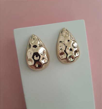 BRINCO GOTA AMASSADA FOLHEADO A OURO 18K