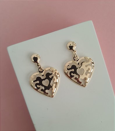 BRINCO CORAÇÃO PENDURADO TRABALHADO FOLHEADO A OURO 18K