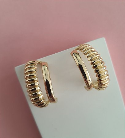 BRINCO EAR HOOK COM 1 FIO LISO E 1 FIO TRABALHADO FOLHEADO A OURO 18K