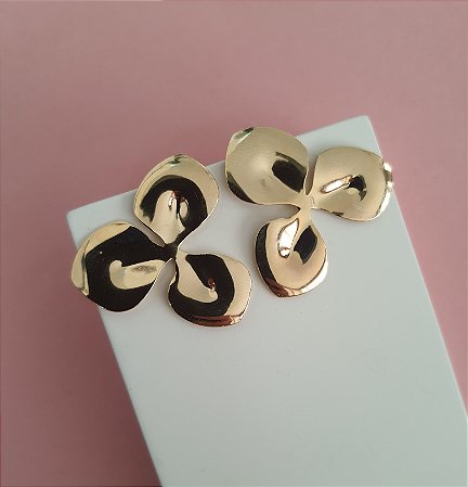 BRINCO FLOR 3 PÉTALAS FOLHEADO A OURO 18K