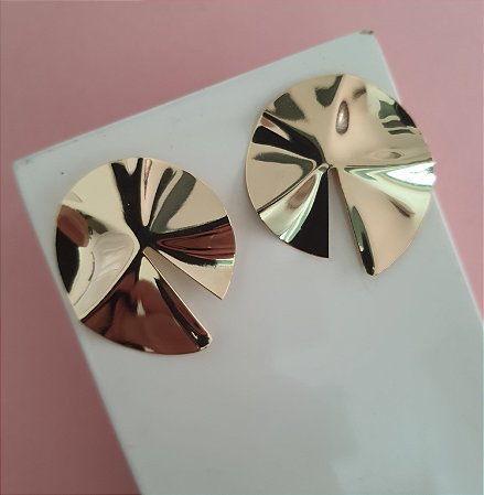 BRINCO REDONDO ORGÂNICO COM UMA FENDA FOLHEADO A OURO 18K