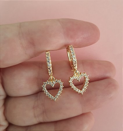 BRINCO ARGOLA CLIC COM CORAÇÃO EM ZIRCÔNIAS FOLHEADO A OURO 18K